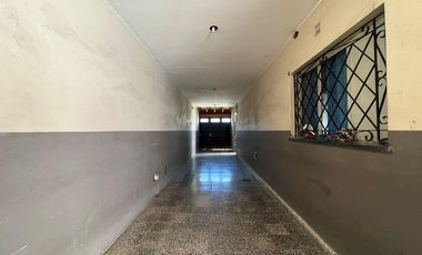 Amplia Casa c/ avenida c/ patio