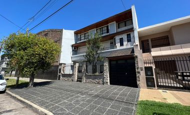 Amplia Casa c/ avenida c/ patio