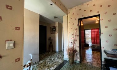 Amplia Casa c/ avenida c/ patio