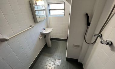 Amplia Casa c/ avenida c/ patio