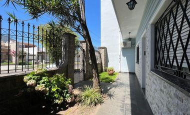 Amplia Casa c/ avenida c/ patio