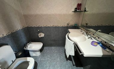 Amplia Casa c/ avenida c/ patio