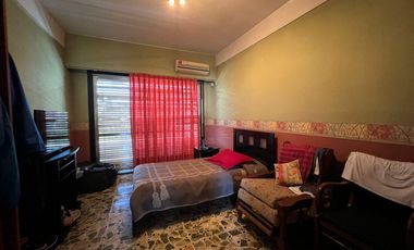 Amplia Casa c/ avenida c/ patio