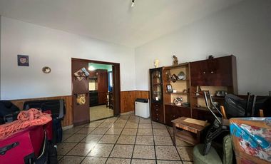 Amplia Casa c/ avenida c/ patio