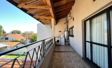 Amplia Casa c/ avenida c/ patio