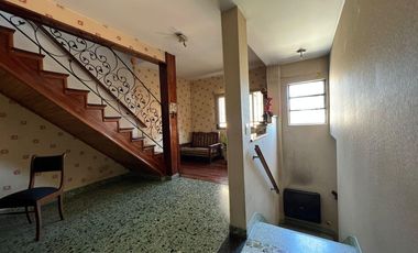 Amplia Casa c/ avenida c/ patio