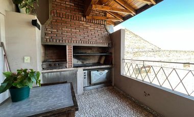 Amplia Casa c/ avenida c/ patio