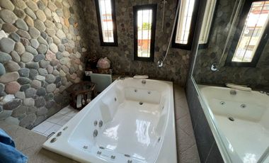 Amplia Casa c/ avenida c/ patio