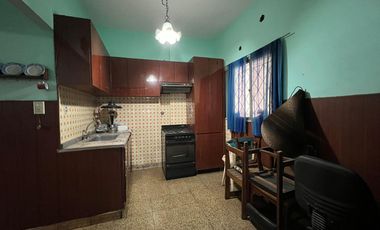 Amplia Casa c/ avenida c/ patio