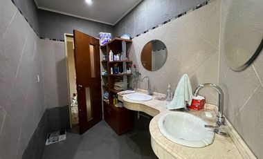 Amplia Casa c/ avenida c/ patio