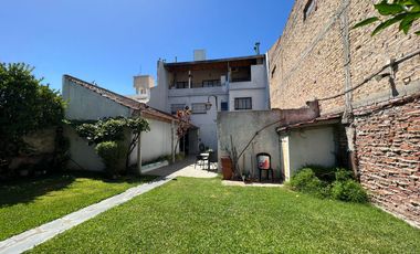 Amplia Casa c/ avenida c/ patio