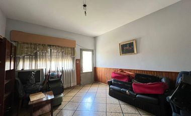 Amplia Casa c/ avenida c/ patio