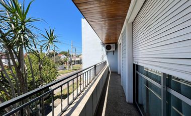 Amplia Casa c/ avenida c/ patio