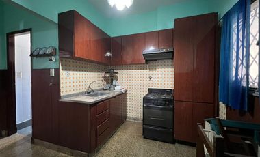 Amplia Casa c/ avenida c/ patio