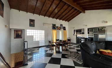 Amplia Casa c/ avenida c/ patio