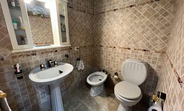 Amplia Casa c/ avenida c/ patio