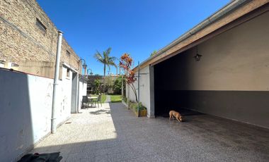 Amplia Casa c/ avenida c/ patio