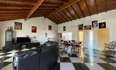 Amplia Casa c/ avenida c/ patio