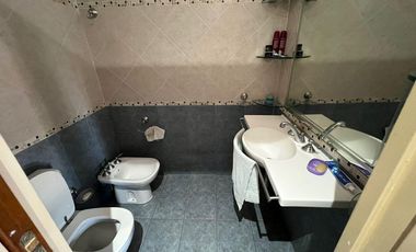 Amplia Casa c/ avenida c/ patio