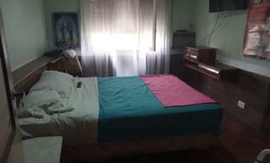 Casa en venta - 3 Dormitorios 1 Baño - Cochera - 170Mts2 - Quilmes