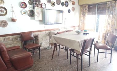 Casa en venta - 3 Dormitorios 1 Baño - Cochera - 170Mts2 - Quilmes