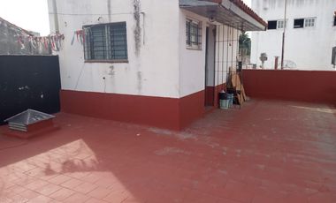 Casa en venta - 3 Dormitorios 1 Baño - Cochera - 170Mts2 - Quilmes