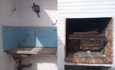 Casa en venta - 3 Dormitorios 1 Baño - Cochera - 170Mts2 - Quilmes