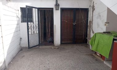 Casa en venta - 3 Dormitorios 1 Baño - Cochera - 170Mts2 - Quilmes