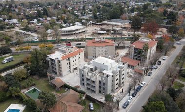 Departamento con parrilla propia y piscina en complejo cerrado