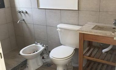 Departamento de 3 ambientes. A 300 metros de la Panamericana ramal Pilar, km 57, sin expensas.