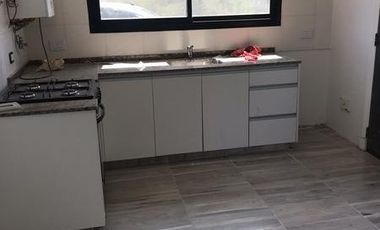 Departamento de 3 ambientes. A 300 metros de la Panamericana ramal Pilar, km 57, sin expensas.