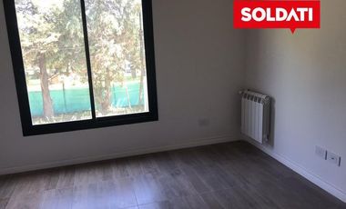 Departamento de 3 ambientes. A 300 metros de la Panamericana ramal Pilar, km 57, sin expensas.