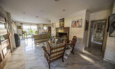 Casa en venta - 6 Dormitorios 5 Baños - Cocheras - San Miguel