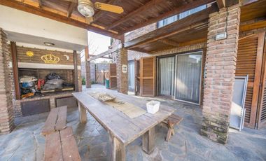 Casa en venta - 6 Dormitorios 5 Baños - Cocheras - San Miguel