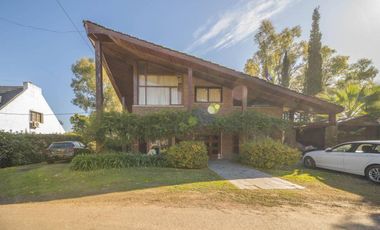Casa en venta - 6 Dormitorios 5 Baños - Cocheras - San Miguel