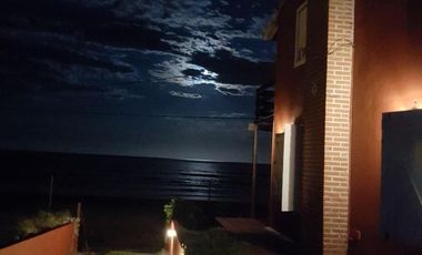 Casa en venta - 3 Dormitorios 2 Baños - Cochera - Las Toninas