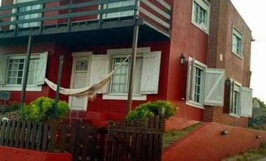 Casa en venta - 3 Dormitorios 2 Baños - Cochera - Las Toninas