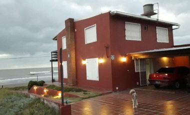 Casa en venta - 3 Dormitorios 2 Baños - Cochera - Las Toninas
