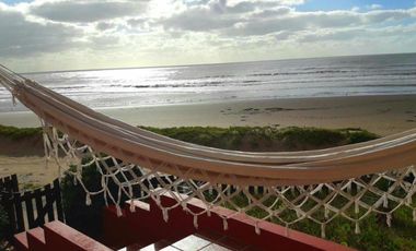 Casa en venta - 3 Dormitorios 2 Baños - Cochera - Las Toninas