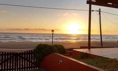 Casa en venta - 3 Dormitorios 2 Baños - Cochera - Las Toninas