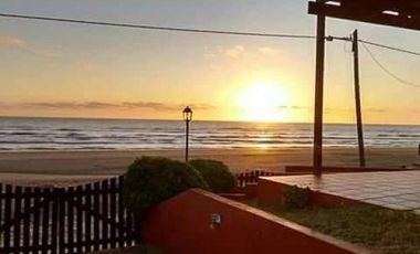 Casa en venta - 3 Dormitorios 2 Baños - Cochera - Las Toninas