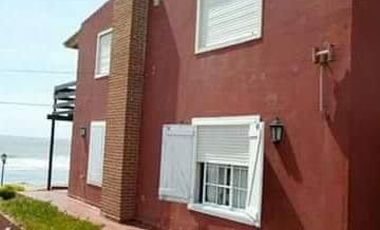 Casa en venta - 3 Dormitorios 2 Baños - Cochera - Las Toninas