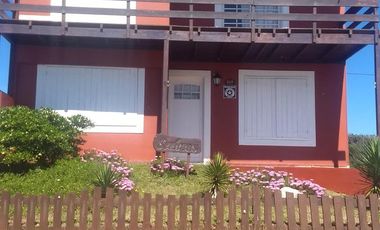 Casa en venta - 3 Dormitorios 2 Baños - Cochera - Las Toninas