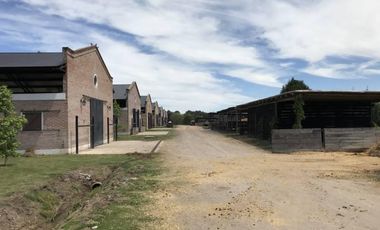 Venta/Alquiler Nave con Caballerizas