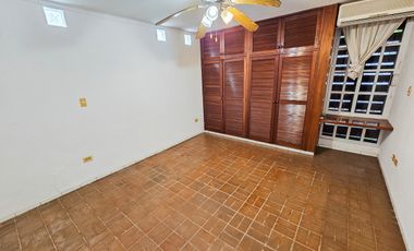 Casa Grande · SM43 · Av. Kabah · 300M2 · 4 Recámaras · Patio · Céntrica