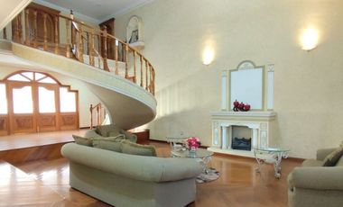 CASA EN VENTA CON AMPLIO JARDÍN HUENTITAN EL BAJO