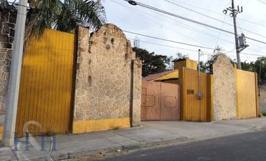 CASA EN VENTA CON AMPLIO JARDÍN HUENTITAN EL BAJO