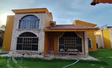 CASA EN VENTA CON AMPLIO JARDÍN HUENTITAN EL BAJO