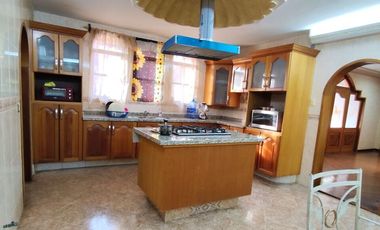 CASA EN VENTA CON AMPLIO JARDÍN HUENTITAN EL BAJO