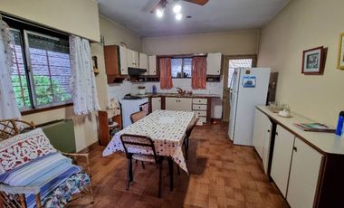 Casa para 2 Familias en venta en Bernal Oeste